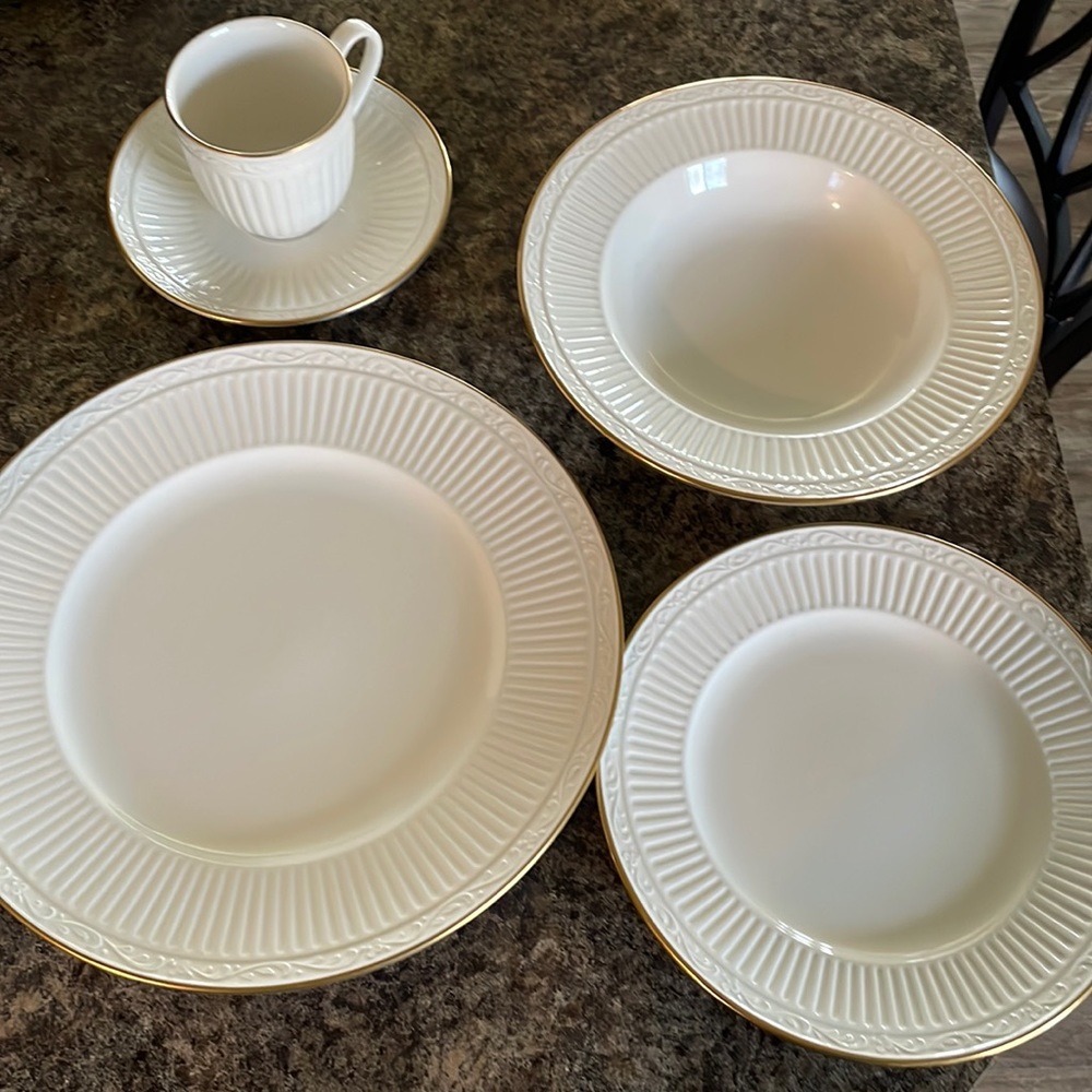 1 dinner set of Mikasa Empire Gold.